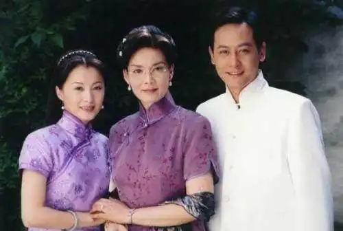 2001年,徐露出演电视剧《梧桐雨》中美丽聪慧的沈家少奶奶何俊兰一角.