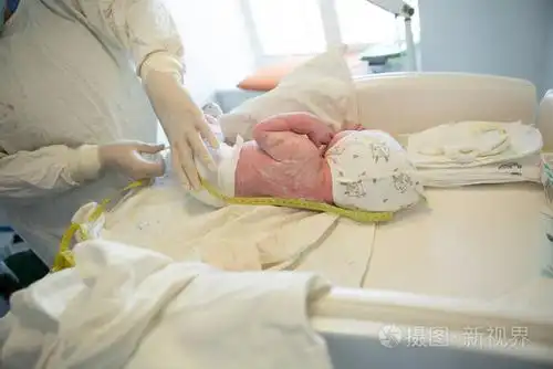 新生命的第一分钟,医院里的新生婴儿照片-正版商用图片12kq4b-摄图新