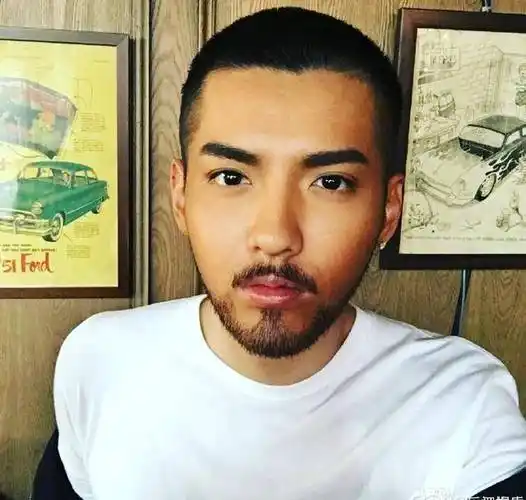 王俊凯大胡子装扮也是一种魅力啊,络腮胡搭配时尚装扮,型男就这样诞生