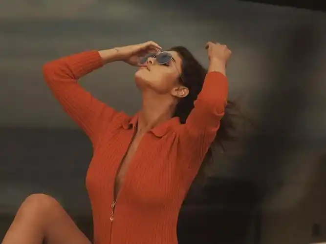 傻脸娜不愧是ins女王穿黄金秋裤登杂志身材肥美照样自信