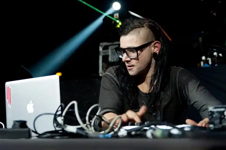 skrillex:如果你没钱,那你就找盗版吧