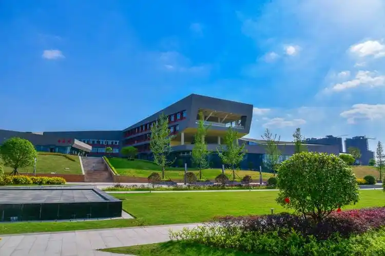 天府艺术与传媒学院是四川科技职业学院在响应全国重点培养"应用型高