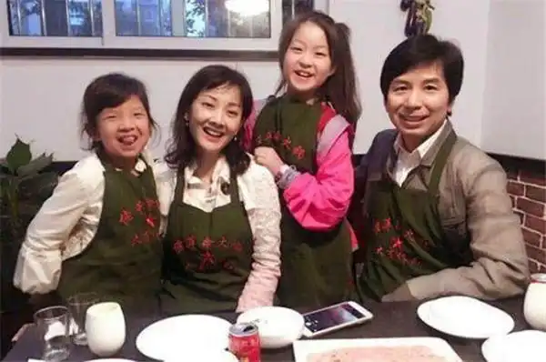 45岁牛莉一家近照,老公比郭冬临还帅,女儿长相甜美很像她_小品