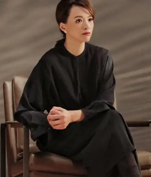 瞧董卿这样穿多美