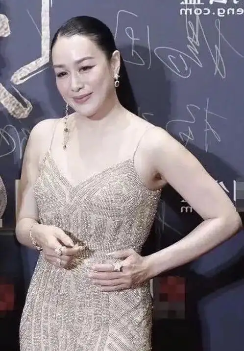 钟丽缇胖到失控白裙开叉到大腿根肉感十足腰间竟还勒出游泳圈