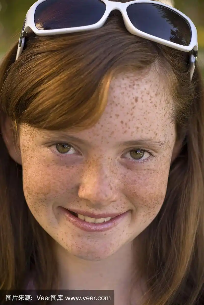 雀斑脸红发儿童,前青春期女孩戴着太阳镜微笑