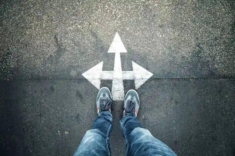 站在十字路口的商务人士