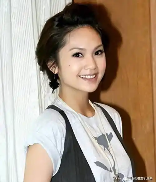 杨丞琳是土生土长的台湾人,她小时候家境还算不错,4岁的时候就开始