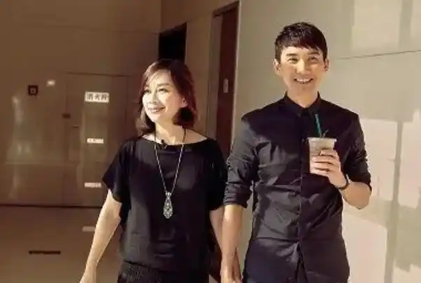 陈松伶老公张铎个人资料简介相差八岁结婚十余年恩爱如初