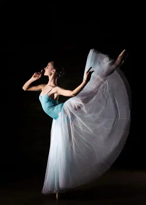 最近摄影大师安德烈就拍摄了一组"芭蕾少女"的照片,大受欢迎