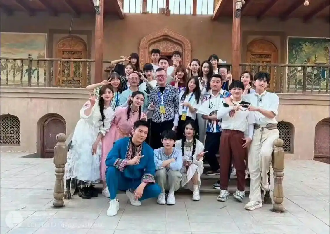 一张没见过的奔跑吧合照,蔡徐坤周深还一起比心呢~ 676767