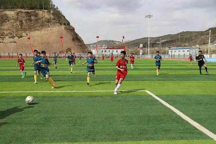 比赛在志丹县校园足球训练场和志丹县龙岗实验中学两个场地同时进行