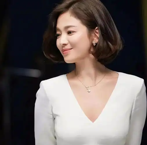 40岁中发烫什么发型显年轻40岁女短发烫什么发型显年轻精神