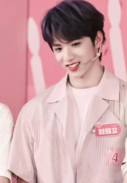 刘耀文晒拍立得##刘耀文拍立得背景好闪