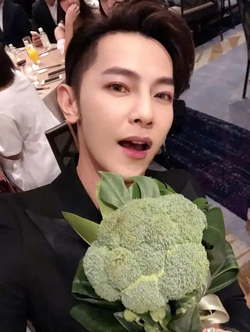 恭喜谢坤达柯佳嬿新婚愉快捧花,有點準沾沾喜氣