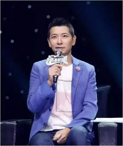 主持人戴军事业巅峰母亲疯狂逼婚51岁依旧孑然一身