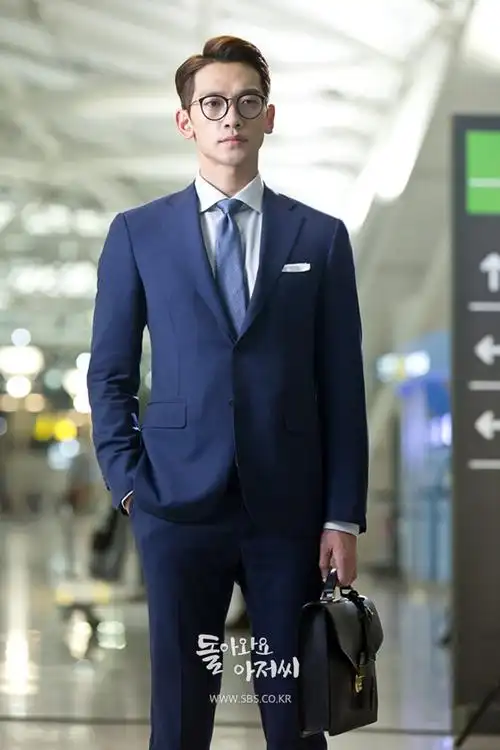 p>郑智薰(rain),1982年6月25日出生于韩国首尔,韩国流行男歌手,演员