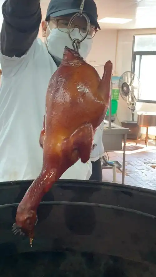 广式特色脆皮吊烧鸡