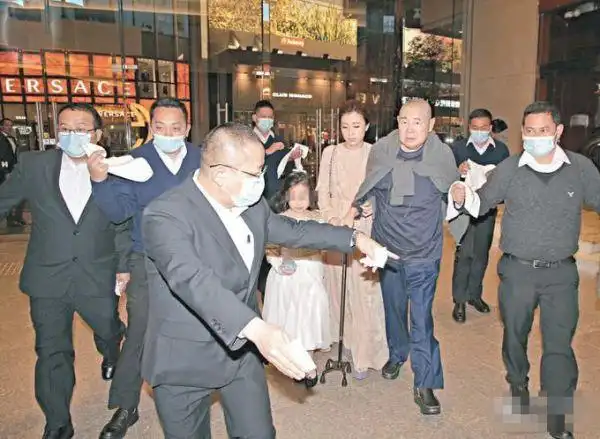 刘銮雄行动困难 出门自带"人肉扶手阵"