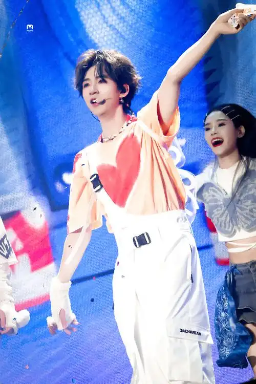 贺峻霖看到娶我灯牌的反应