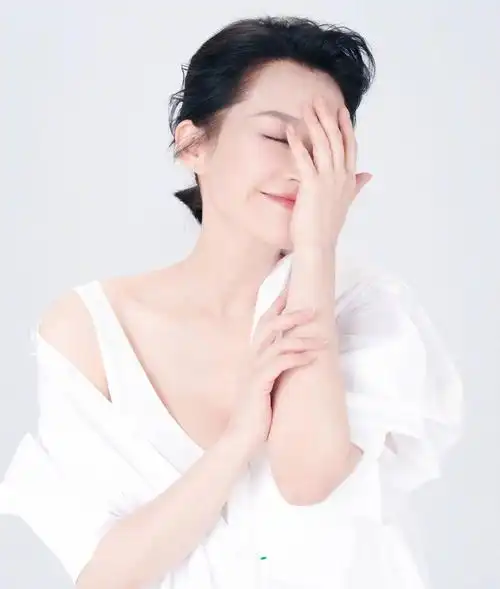 许晴精致妩媚,身材傲人,时尚俏丽!