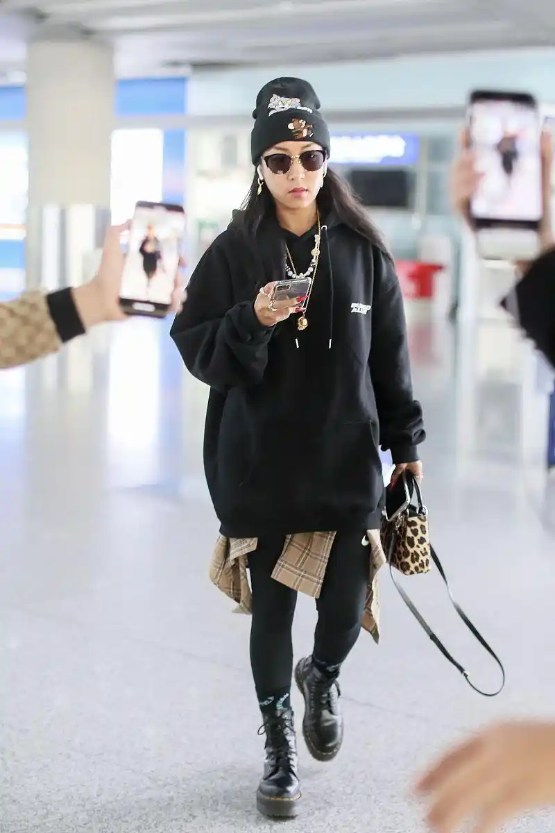 吉克隽逸街拍:卫衣搭配格纹衬衫裙 豹纹ladydior街头范儿