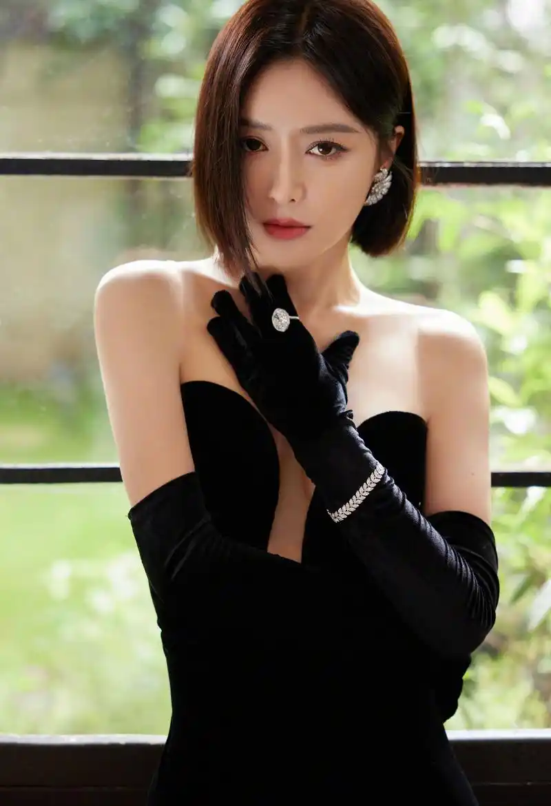 秦岚黑色深v抹胸连衣裙性感写真