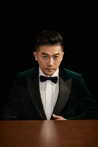 苏有朋墨绿丝绒单扣礼服出席长春电影节闭幕式