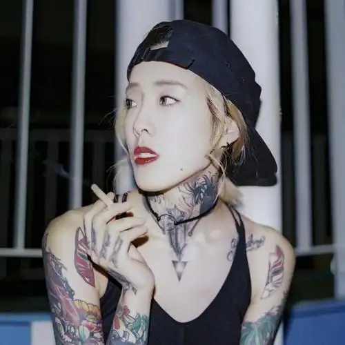 吸烟纹身女痞子