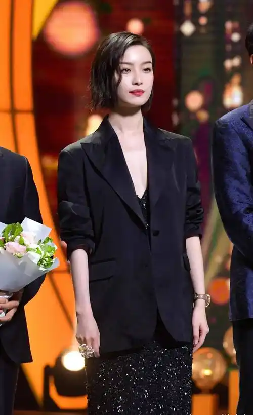 原创倪妮不愧气质天花板生图都可以这么美白西装配卡其裙优雅