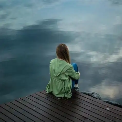 背影女生头像孤独一人的女子背影图片