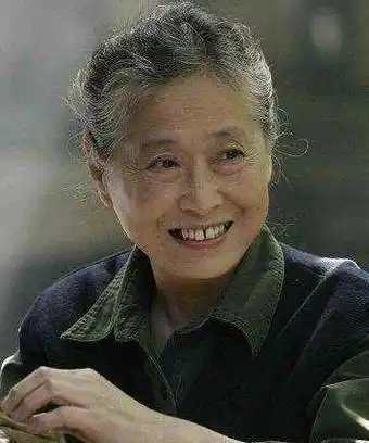 她是"妈妈专业户",老戏骨演员,尽管没演过主角却越老越红_秀林_家庭