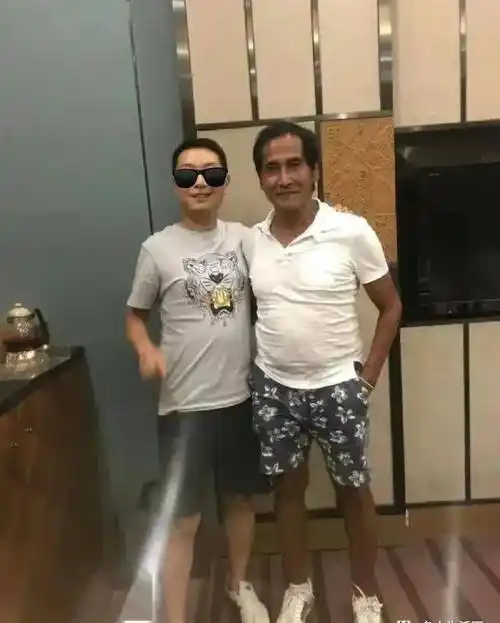 63岁齐秦定居云南养老,大肚腩成糙老头,与王祖贤差距太大了_生活_状态