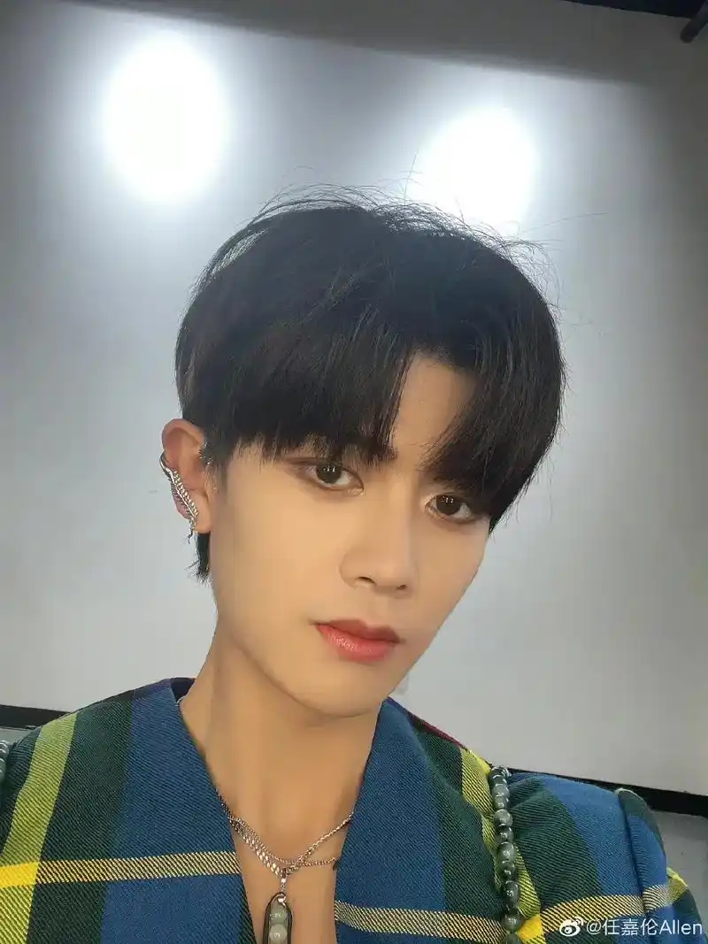 任嘉伦 和嘉伦哥合拍#分享照片  - 抖音