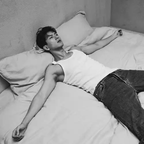 八块腹肌的大高个痞帅的风格和独特的气质李现的恋爱史你们知道吗