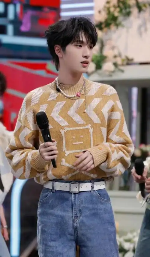 严浩翔你好星期六黄色毛衣造型