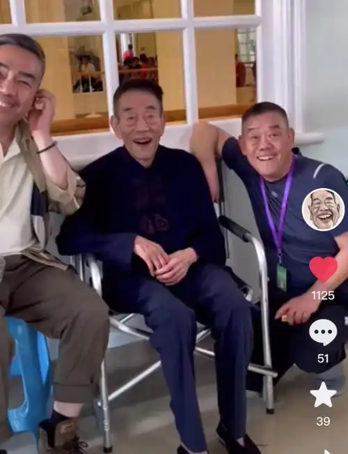 杨少华携俩儿外出玩乐,被贴心照顾喜笑颜开,父子长相神态如复制_腾讯