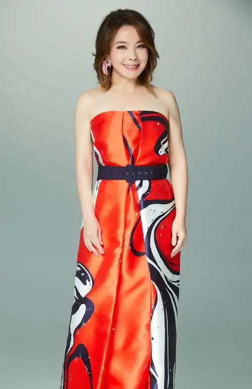 辛晓琪最新写真曝光 浅笑安然绽放春日魅力