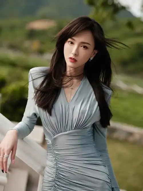 唐嫣晒美照,穿一条浅蓝色修身连衣裙,优雅又有气质