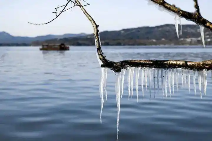 结冰的西湖