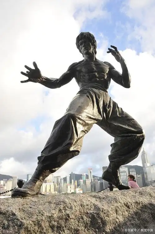 李小龙是因为什么而离世,为啥他离开五十年却仍然令人难以忘怀?