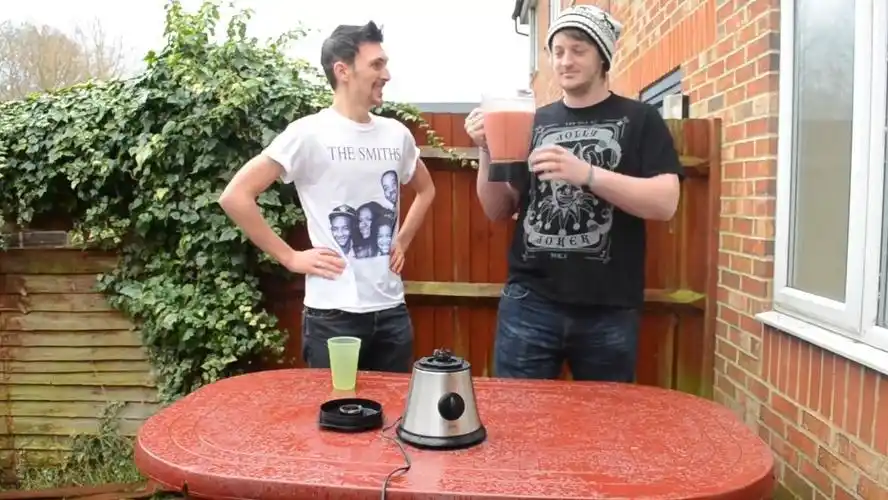 新年新套路 高能慎点,国外两男子挑战用榨汁机榨6000只混合蛆,然后喝