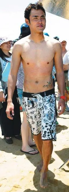 阮经天海边拍广告 沙滩飞车不慎跌伤