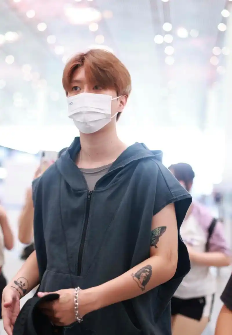 范丞丞这么童心,手臂上的纹身都是可爱的卡通.