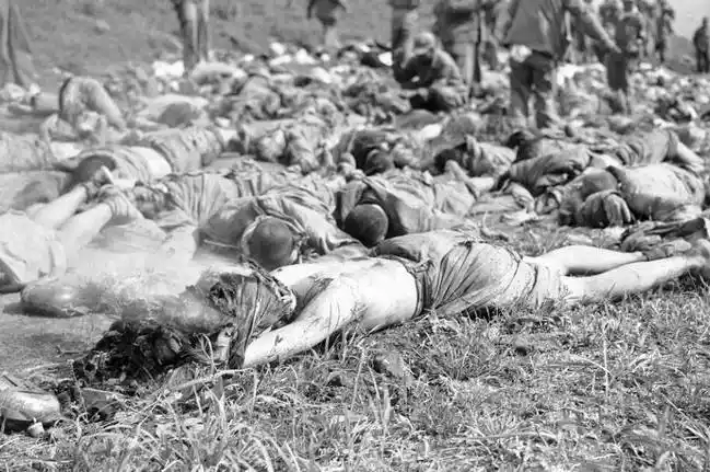 朝鲜战争中牺牲的志愿军战士,遗体还在冒烟,周围也是志愿军战士遗体