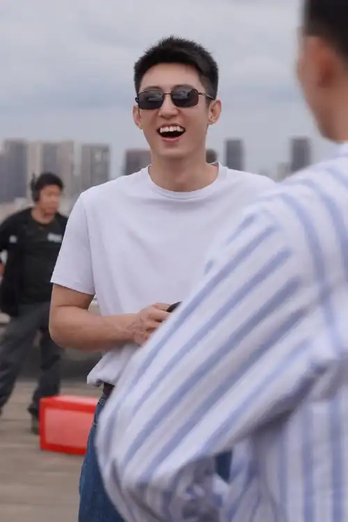 黄景瑜大白牙露出来了##黄景瑜手里拿的是按摩梳