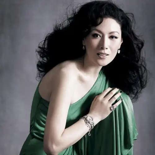 60岁任达华49岁名模老婆琦琦近照曝光 依旧高大性感