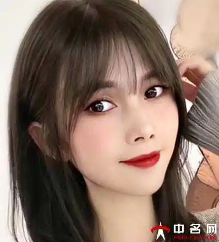 2021年流行直发发型青春靓丽超减龄直发发型