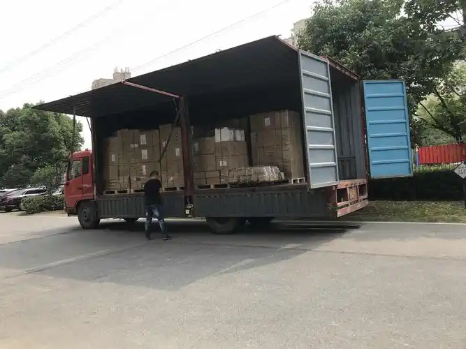 发往意大利的一万件香水托盘装车