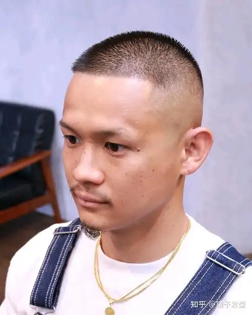 男人想要精神有型,发型剪短烫一烫,简直帅到不敢想象